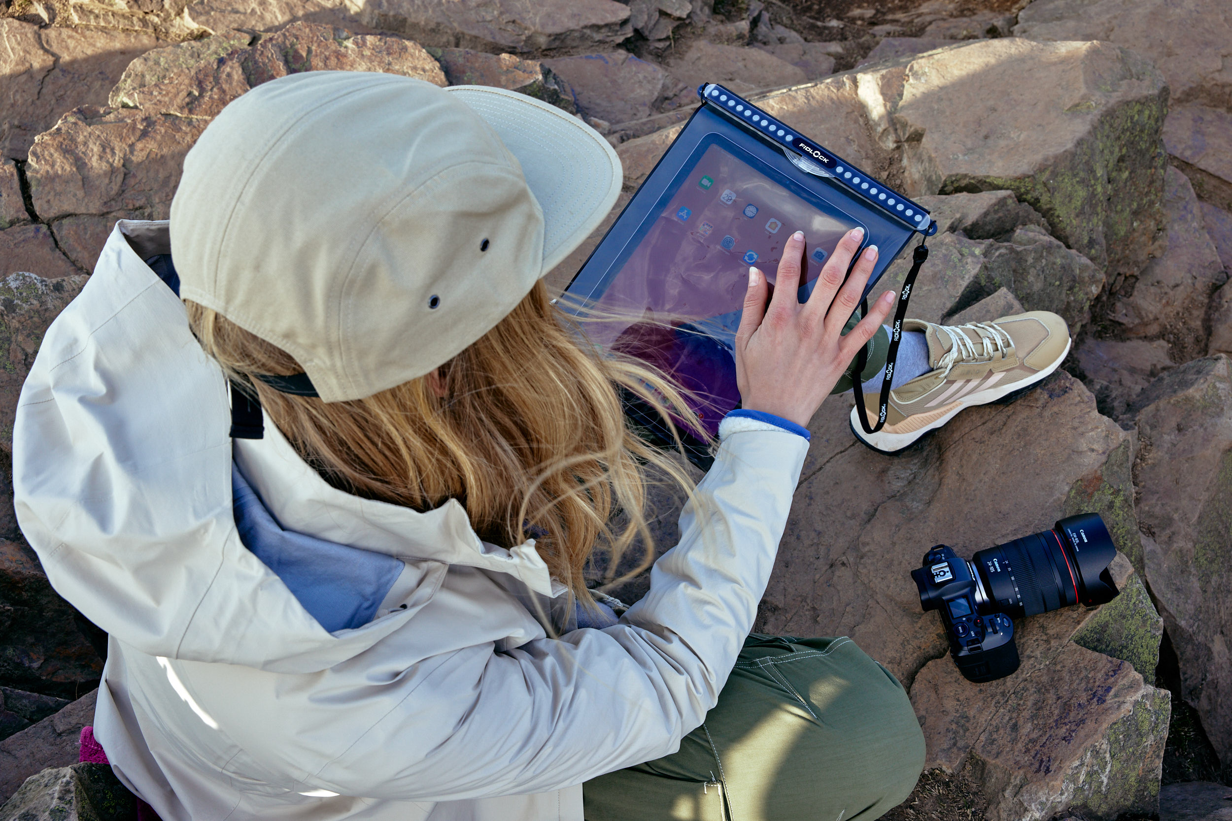 FIDLOCK-Webseite-Aktivitäten-Fotografieren-hermetic-dry-bag-mega-mit-Tablet-in-Benutzung