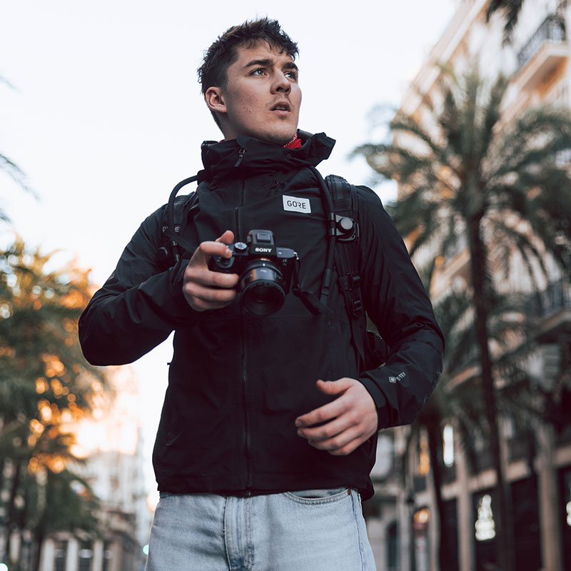 FIDLOCK-SNAPSNAP-camerastrap-Kameragurt-hanging-Valencia-urban-Palmen
