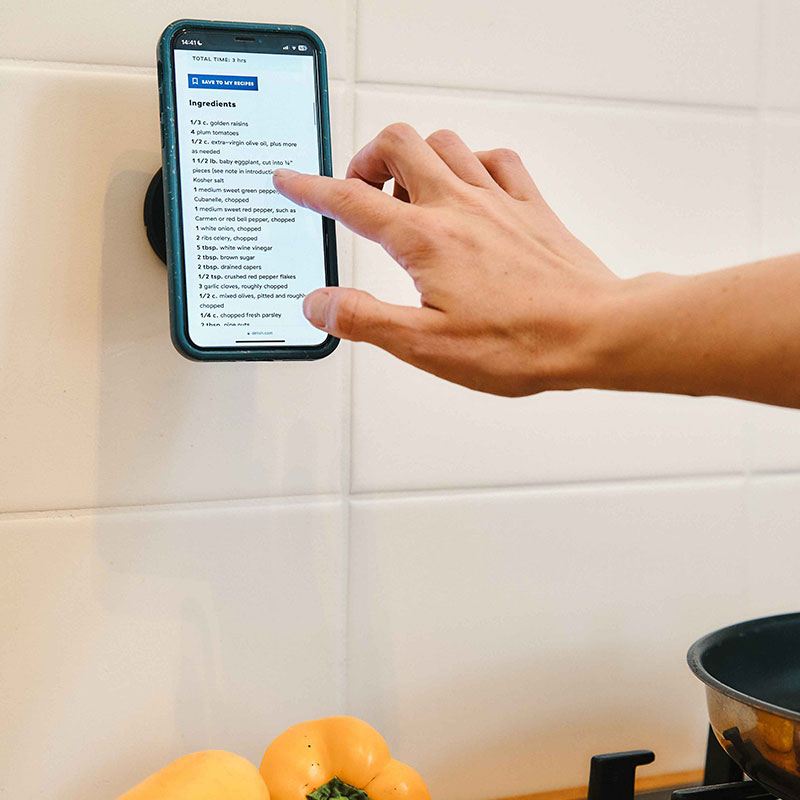FIDLOCK_VACUUM_wall-base_Befestigung-Schritt-7-Handy-auf-Wandhalterung-benutzen