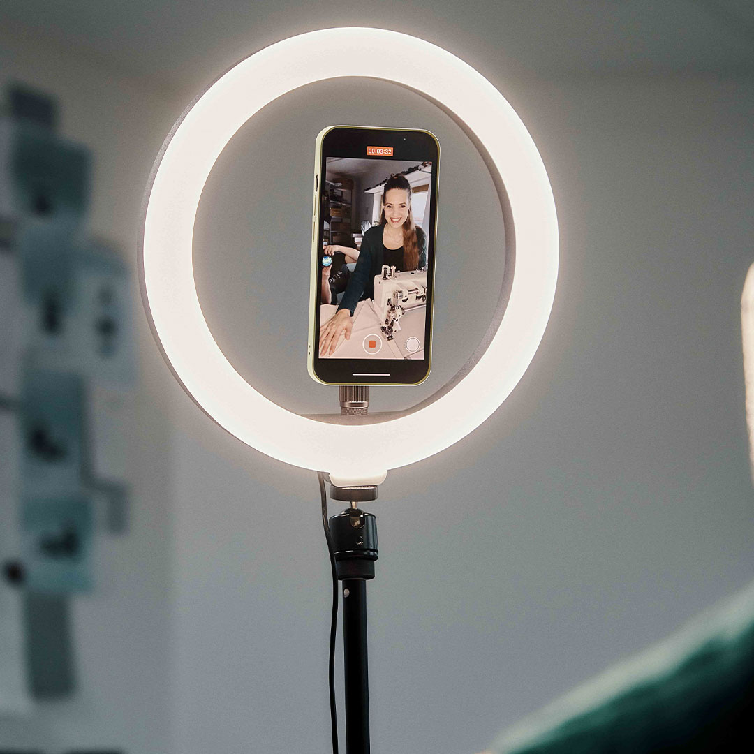 FIDLOCK-VACUUM-screw-base-ringlicht-mit-handy-von-vorne-vlogging