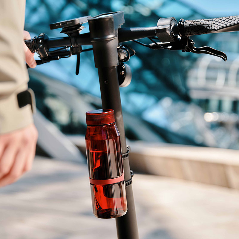 FIDLOCK-Webseite-TWIST-bottle-700-life-rot-mit-uni-base-am-E-Scooter