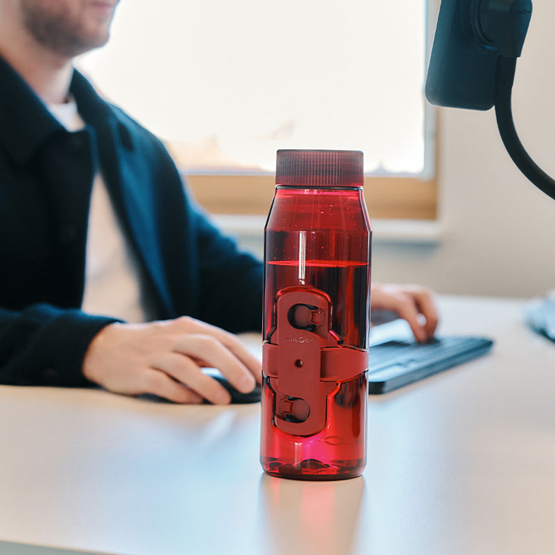 FIDLOCK-Webseite-TWIST-bottle-700-life-rot-auf-dem-Schreibtisch-connector
