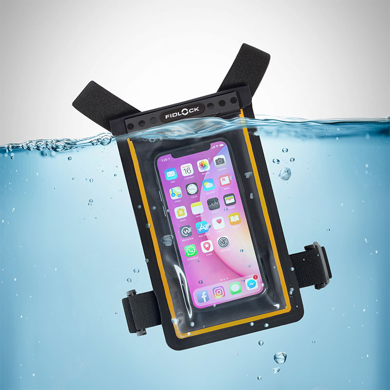 FIDLOCK-HERMETIC-chestbag-mit-handy-drin-im-wasser
