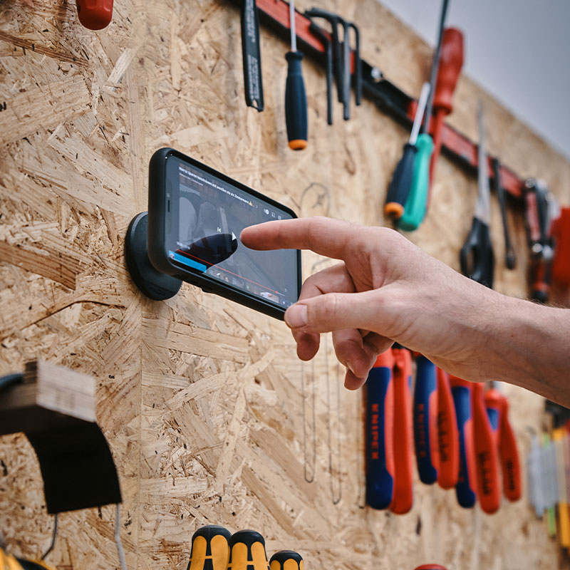 VACUUM-wall-base-in-der-Werkstatt-Handyhalterung