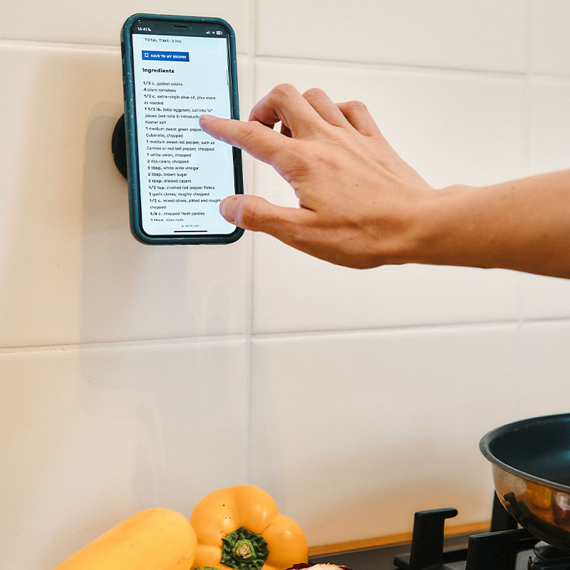 VACUUM-wall-base-Handyhalterung-an-der-Wand-beim-Kochen