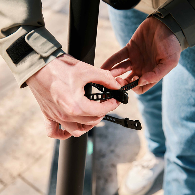 FIDLOCK-Webseite-Aktivitäten-E-Scooter-TWIST-uni-base-Befestigung
