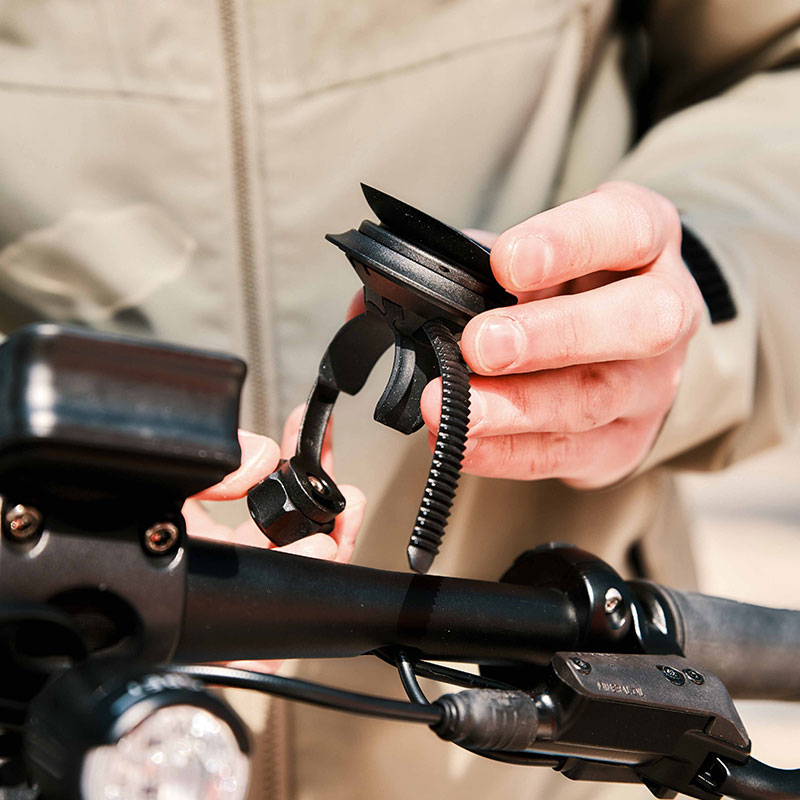 FIDLOCK-Webseite-Aktivitäten-E-Scooter-VACUUM-handlebar-base-flex