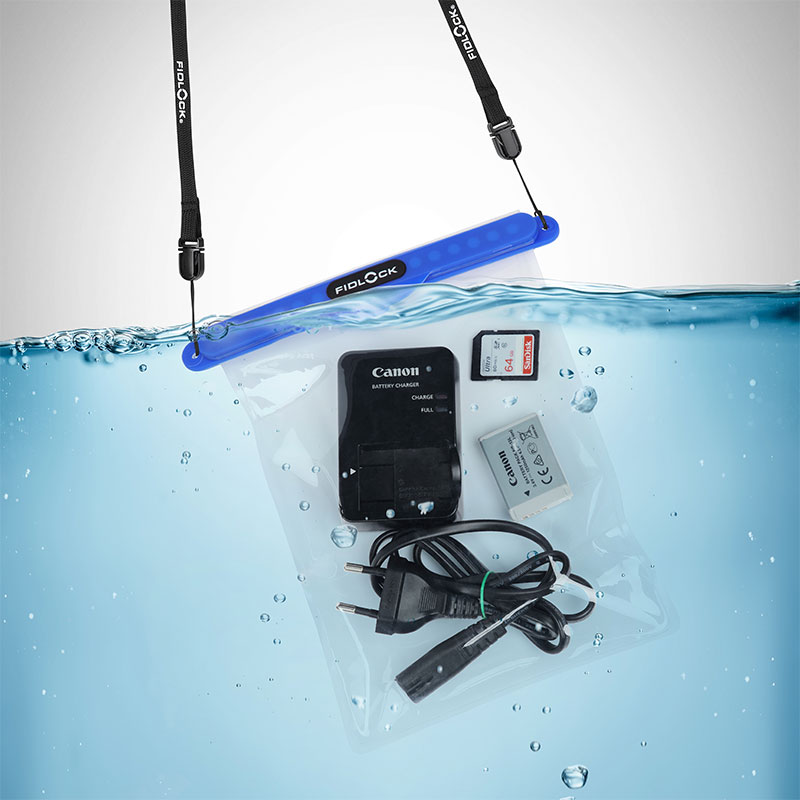 FIDLOCK-HERMETIC-dry-bag-maxi-blau-im-wasser
