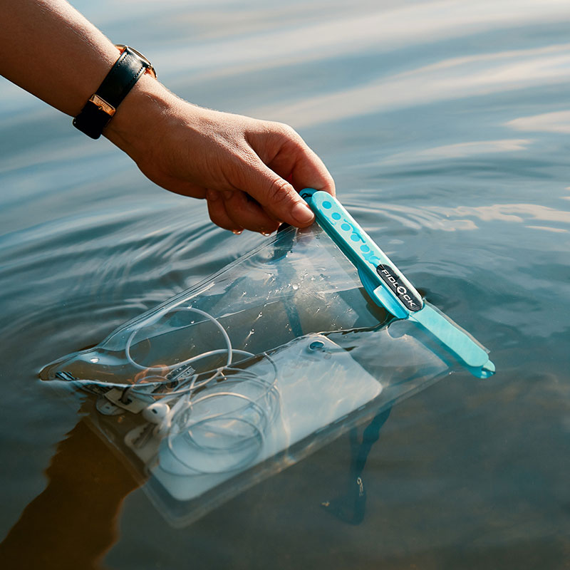 FIDLOCK-HERMETIC-dry-bag-maxi-petrol-in-water