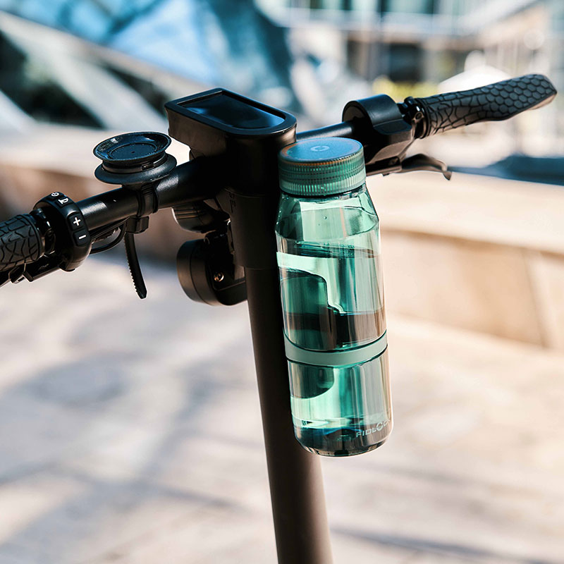 FIDLOCK-Webseite-TWIST-bottle-700-life-grün-mit-bike-base-am-E-scooter