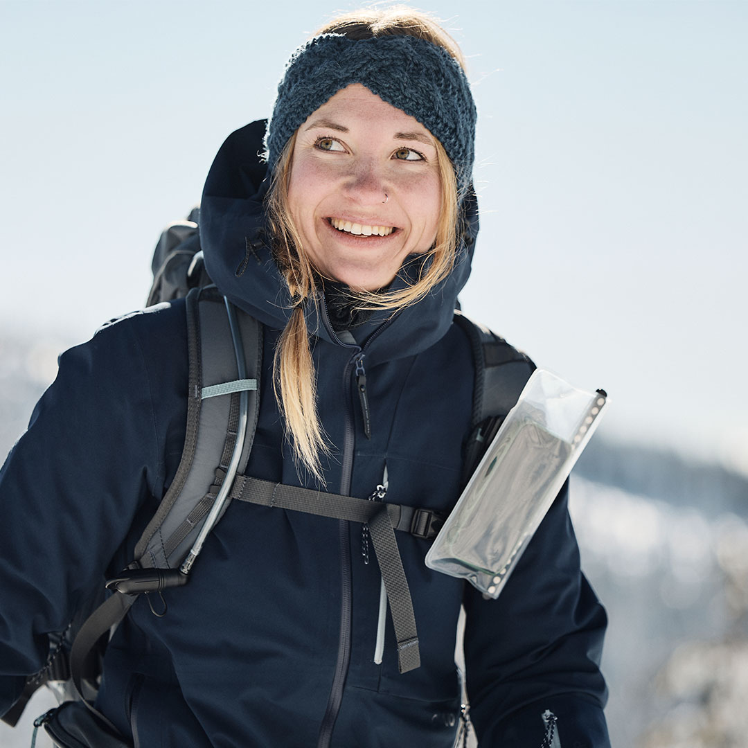 FIDLOCK-VACUUM-tex-base-am-Rucksackgurt-Winter-Handy-ist-befestigt-mit-uni-phone-case