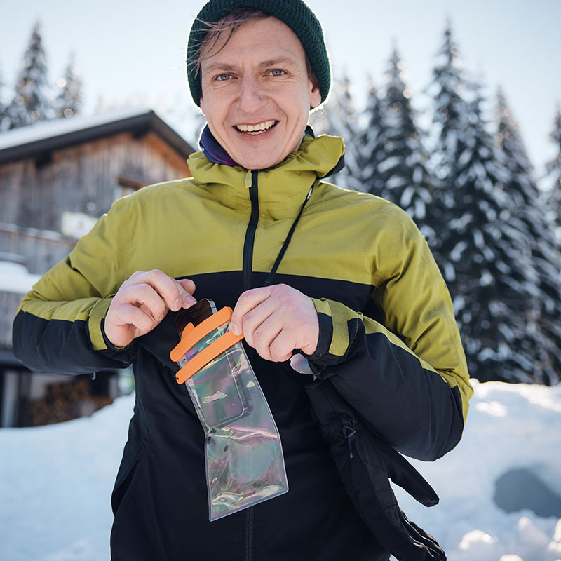 FIDLOCK-HERMETIC-dry-bag-medi-orange-Schnee-Handy-einpacken