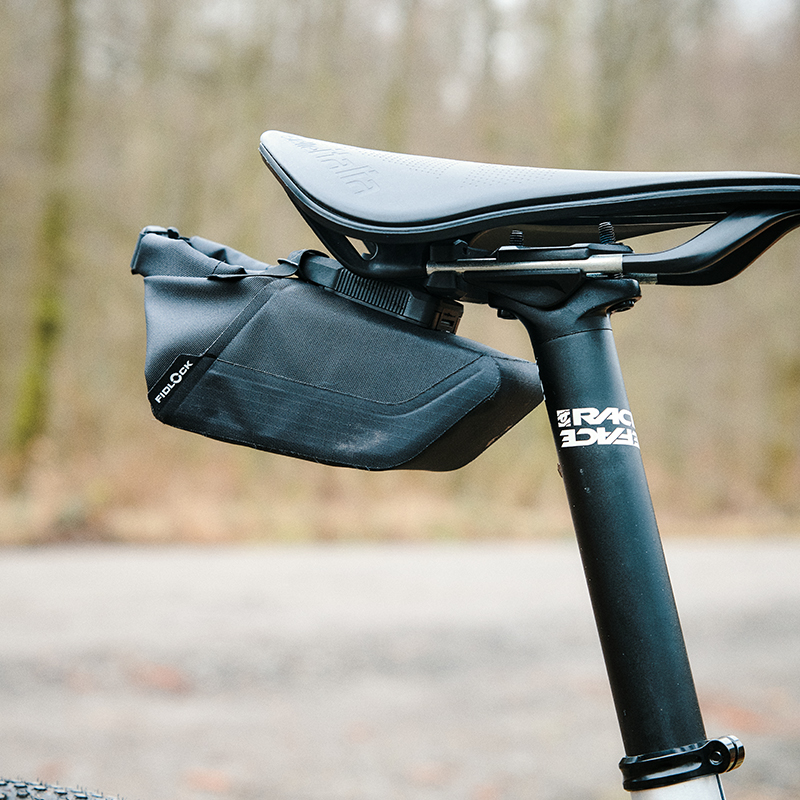 FIDLOCK-Webseite-PINCLIP-saddle-bag-S-unter-dem-Fahrradsattel-befestigt