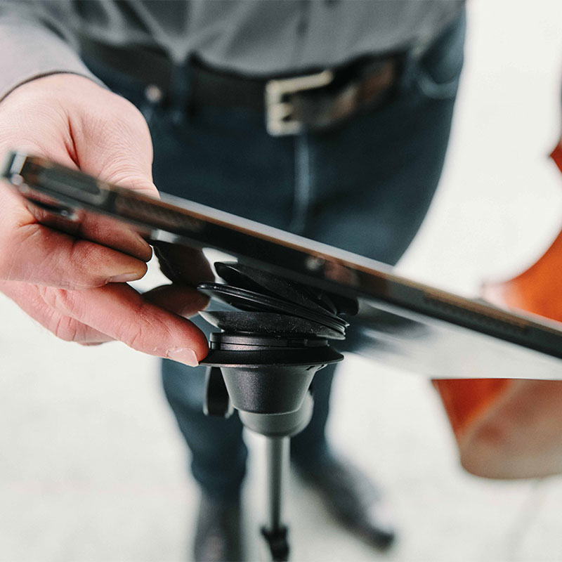 VACUUM-uni-tripod-base_einhndiges-Lsen-des-Tablets-vom-Notenstnder