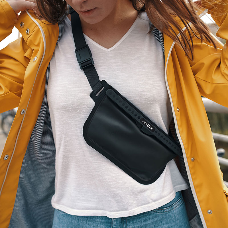 FIDLOCK-HERMETIC-sling-bag-schwarz-outdoor-frau-umgehängt-über-die-schulter