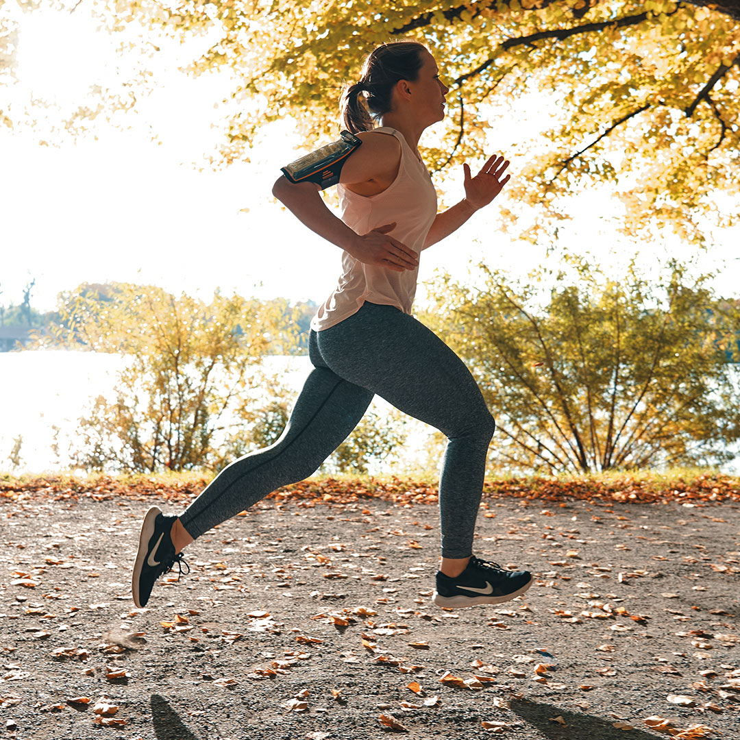 FIDLOCK-HERMETIC-armband-joggen-in-der-bewegung-näher-dran