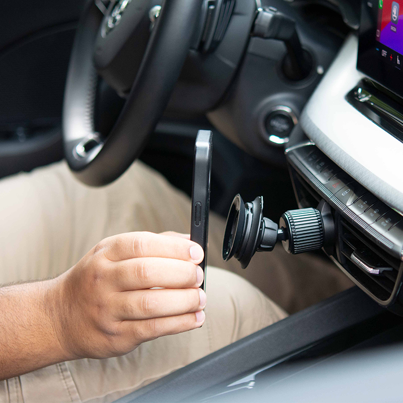 VACUUM-car-vent-base-mit-Handy-vorgehalten