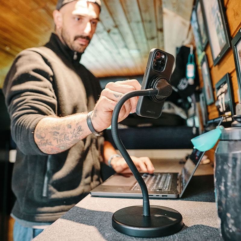 VACUUM-flex-desk-base-beim-Arbeiten