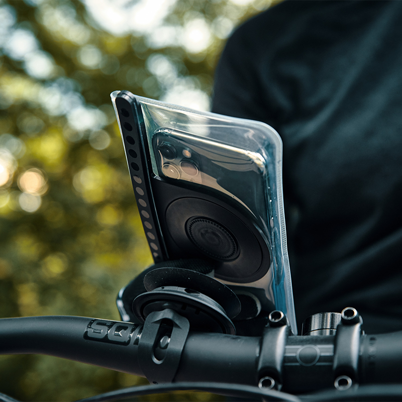 FIDLOCK-VACUUM-uni-phone-case-in-der-hülle-fahrrad-am-lenker