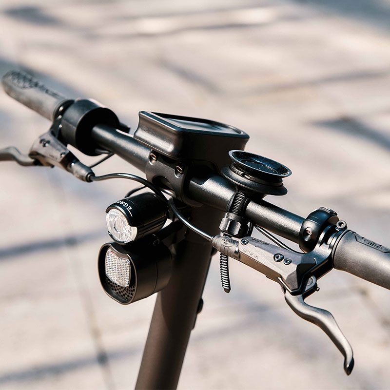 FIDLOCK-Webseite-Aktivitäten-E-Scooter-VACUUM-handlebar-base-flex-ohne-Handy