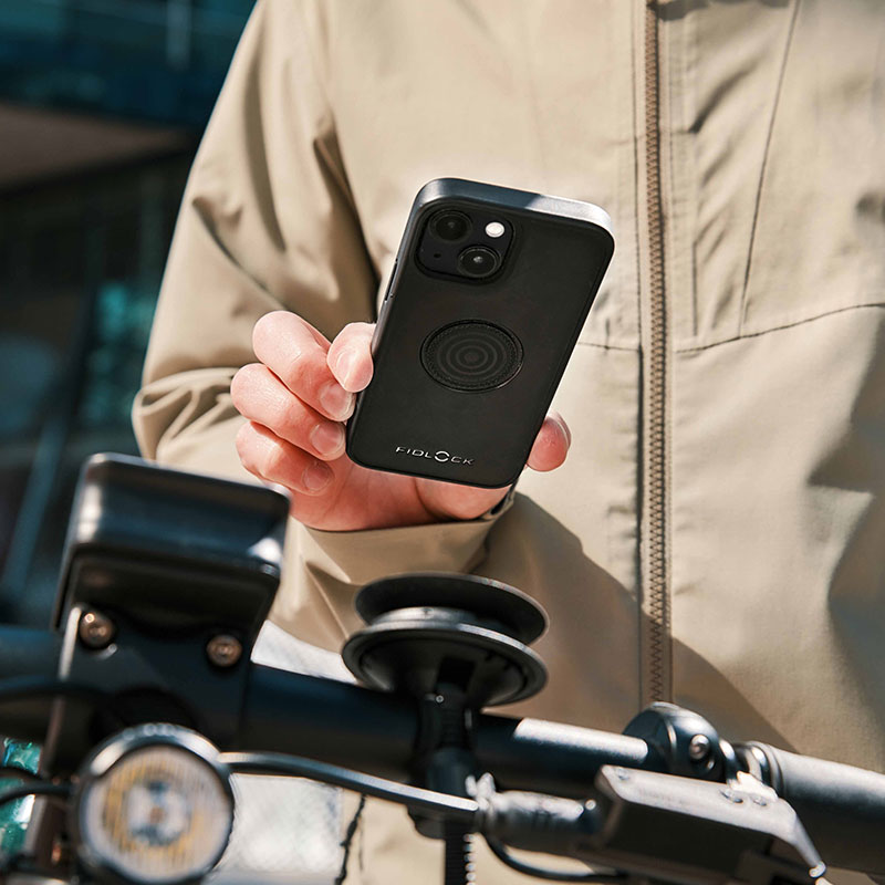 FIDLOCK-Webseite-Aktivitäten-E-Scooter-VACUUM-handlebar-base-flex-mit-Handy