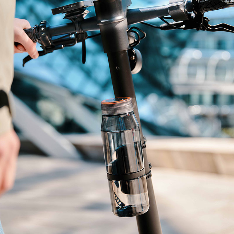 FIDLOCK-Webseite-TWIST-bottle-700-life-grau-mit-uni-base-am-E-Scooter