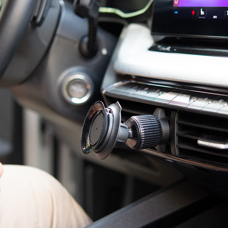 FIDLOCK-VACUUM-car-suction-base-im-Auto-befestigt