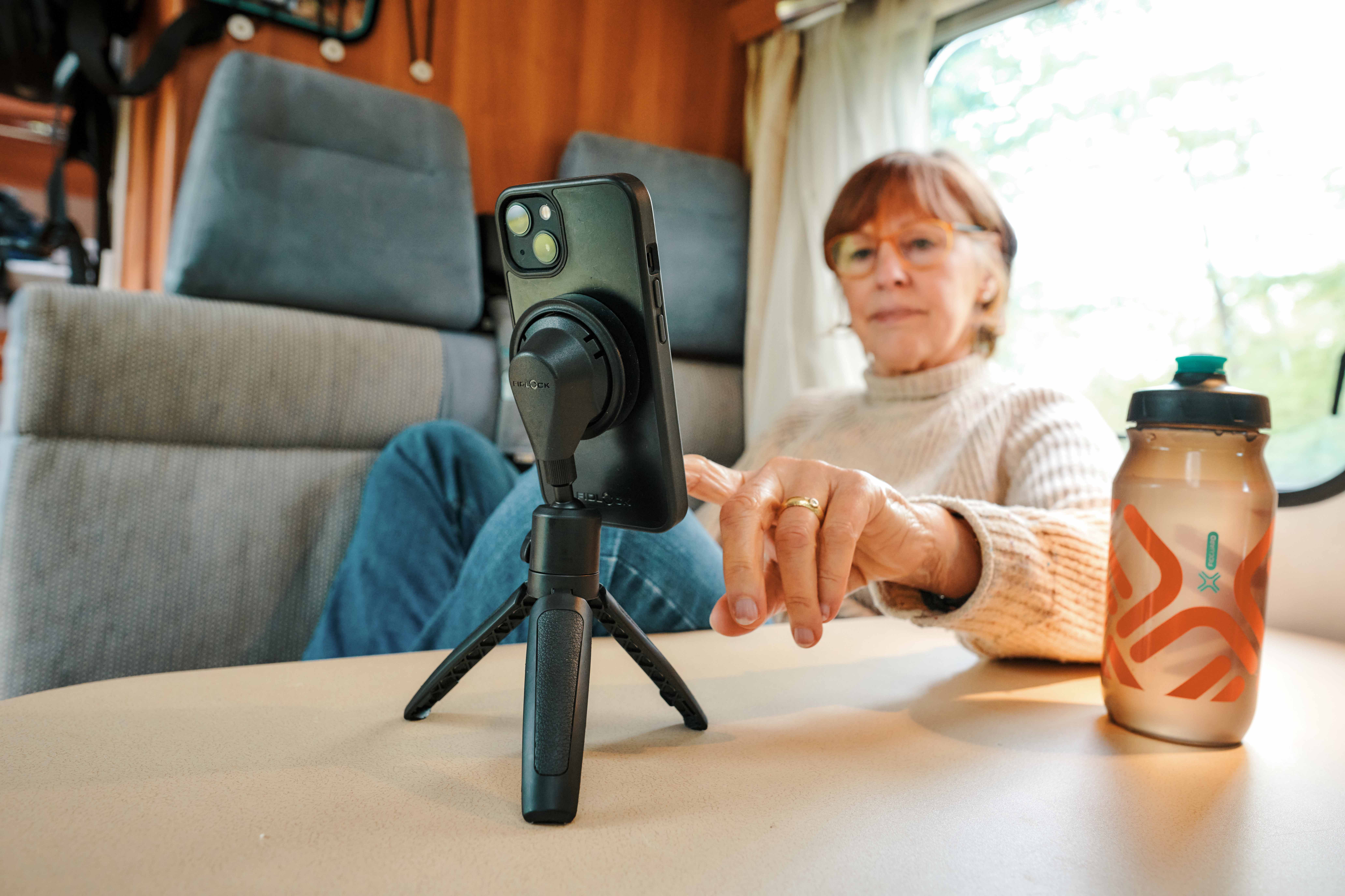 FIDLOCK-VACUUM-mini-tripod-base-beim-Camping-auf-dem-Tisch