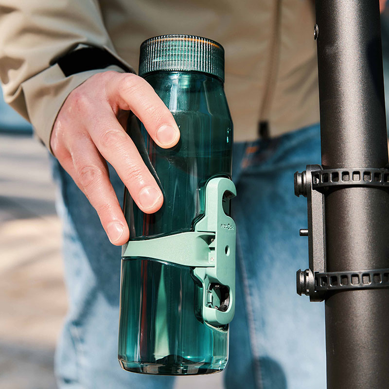 FIDLOCK-Webseite-Aktivitäten-E-Scooter-TWIST-uni-base-und-bottle-700-life-grün