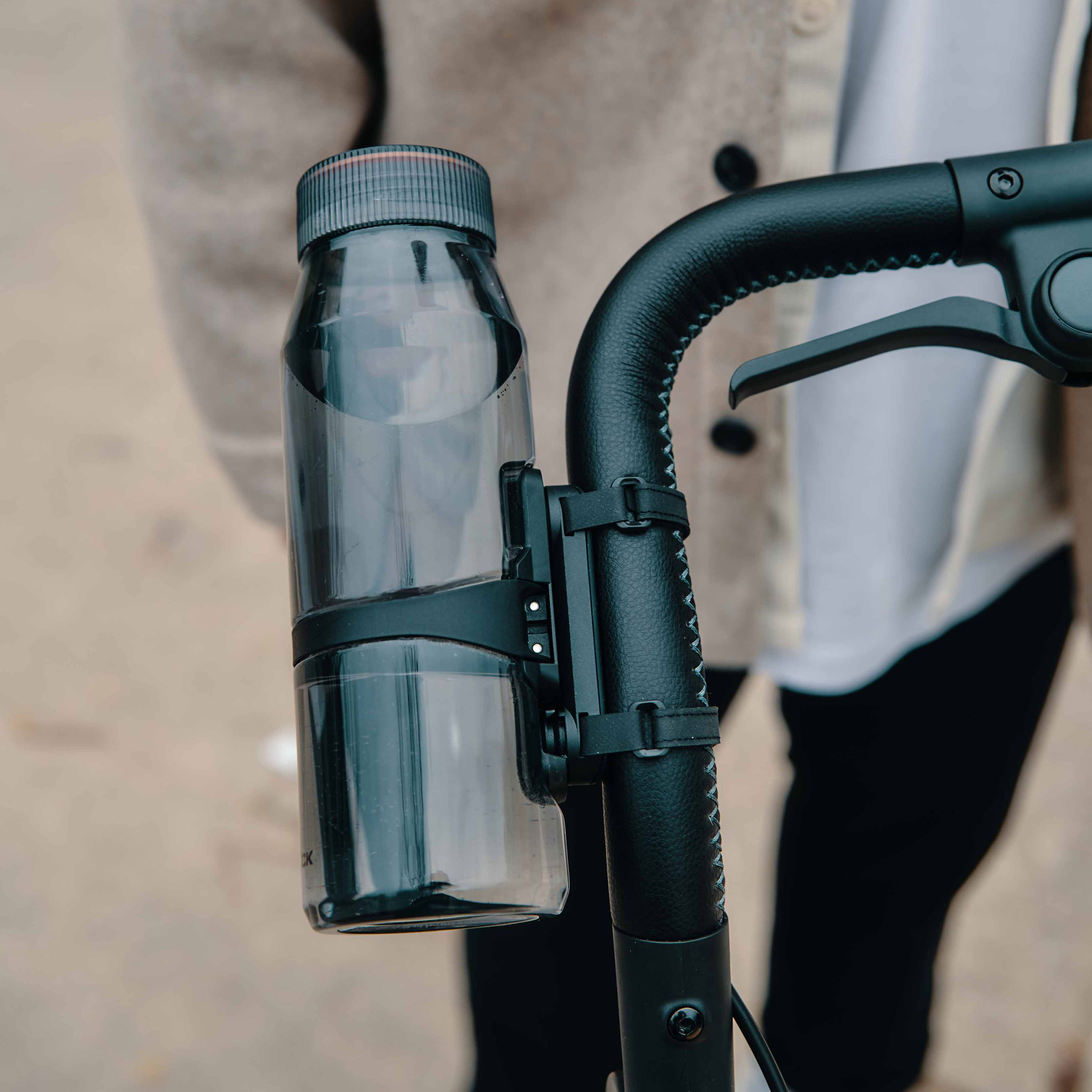 FIDLOCK_TWIST_stroller-base_mit-TWIST-bottle-700-life-befestigt