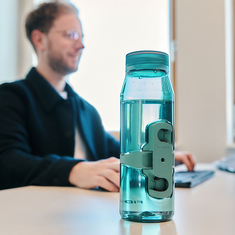 FIDLOCK-Webseite-TWIST-bottle-700-life-grün-auf-dem-Schreibtisch