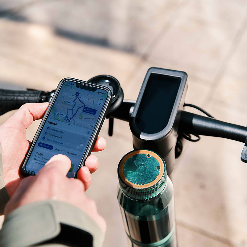 FIDLOCK-Webseite-TWIST-bottle-700-life-grün-mit-bike-base-am-E-scooter-Deckel