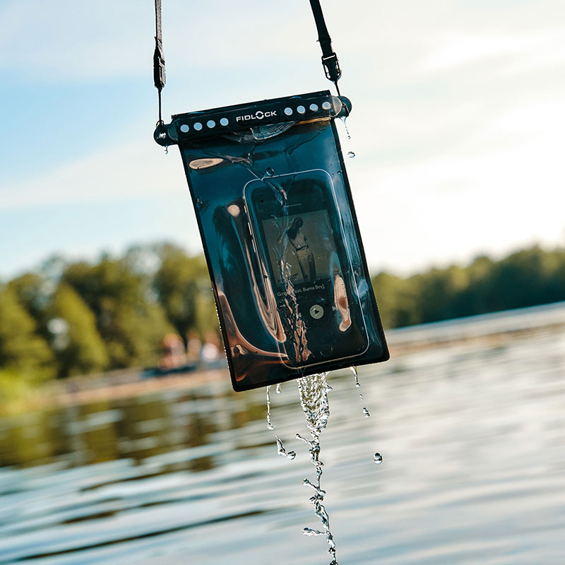 FIDLOCK-HERMETIC-dry-bag-medi-smartphone-water-dripping